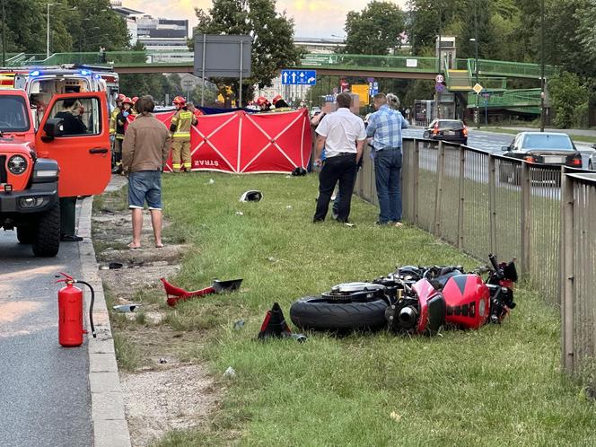 Reanimacja na ulicy. Motocyklista roztrzaskał się na Ochocie!