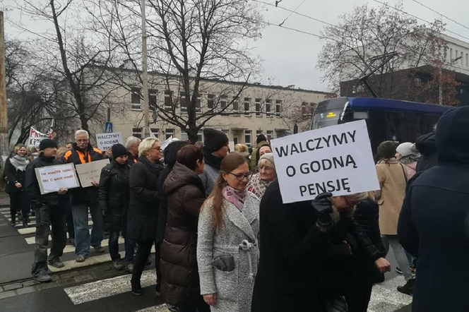 Pracownicy sądów protestują już kolejny miesiąc