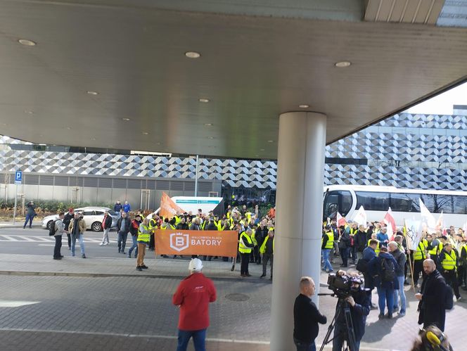 Protest hutników pod Węglokoksem w Katowicach. "Co innego nam mówią, a co innego robią"