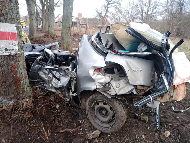 Macierz. 37-latek i 28-latka zginęli po uderzeniu w drzewu. To byli strażacy ochotnicy [ZDJĘCIA]