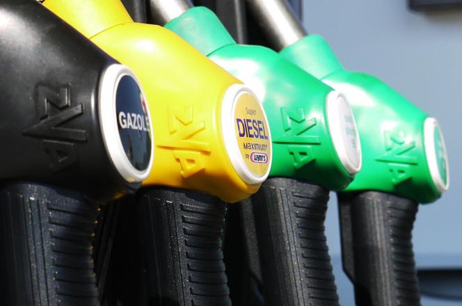 Ceny paliw PRZED i PO obniżce VAT. Ile kosztuje paliwo?