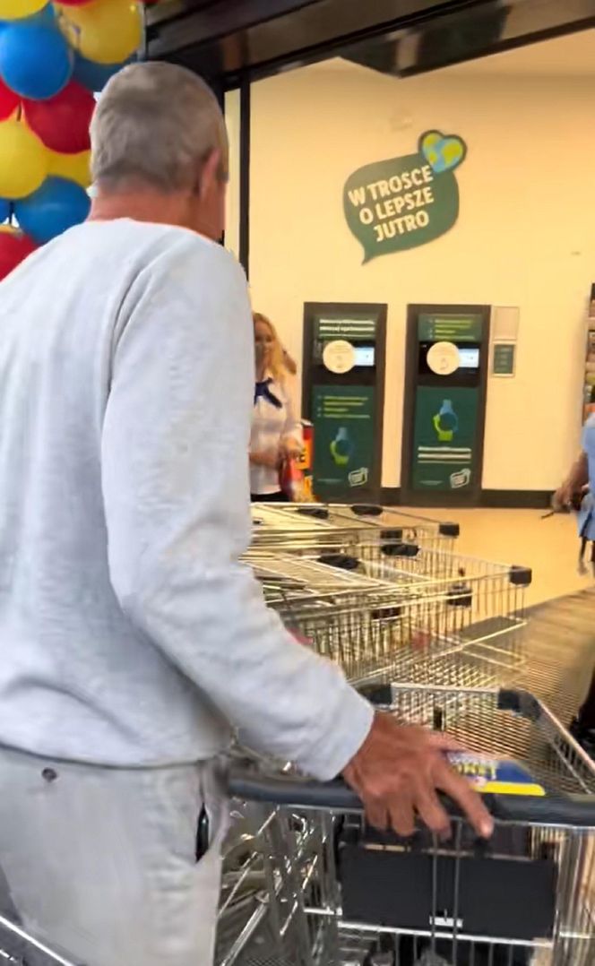 Szturm na nowego Lidla w Jasienicy. Tłumy mieszkańców od świtu czekały na otwarcie
