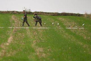 Służby pracują w Choinach w pow. świdnickim. Znaleziono tam szczątki rakiety