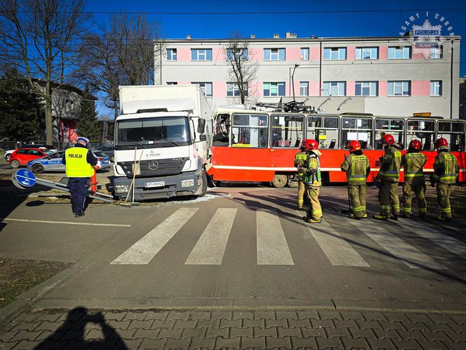 Wypadek z udziałem tramwaju i ciężarówki