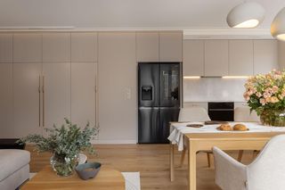 Mieszkanie w tonacji taupe - projekt Tatewik Caturowa 