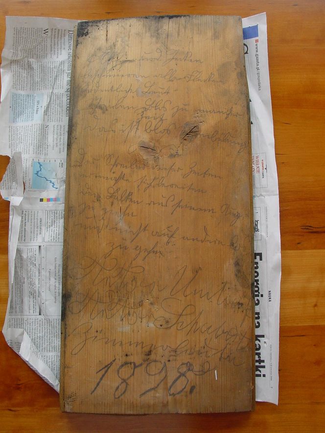 Deska z datą 1898