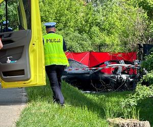 Auto uderzyło w drzewo i stanęło w płomieniach. Spłonęły trzy osoby!