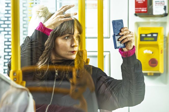 Jachira maluje się w tramwaju