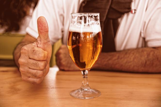 Szampan, piwo, wódka, a może drink? Jak szybko pozbędziemy się alkoholu po ich wypiciu? [KALKULATOR PROMILI]