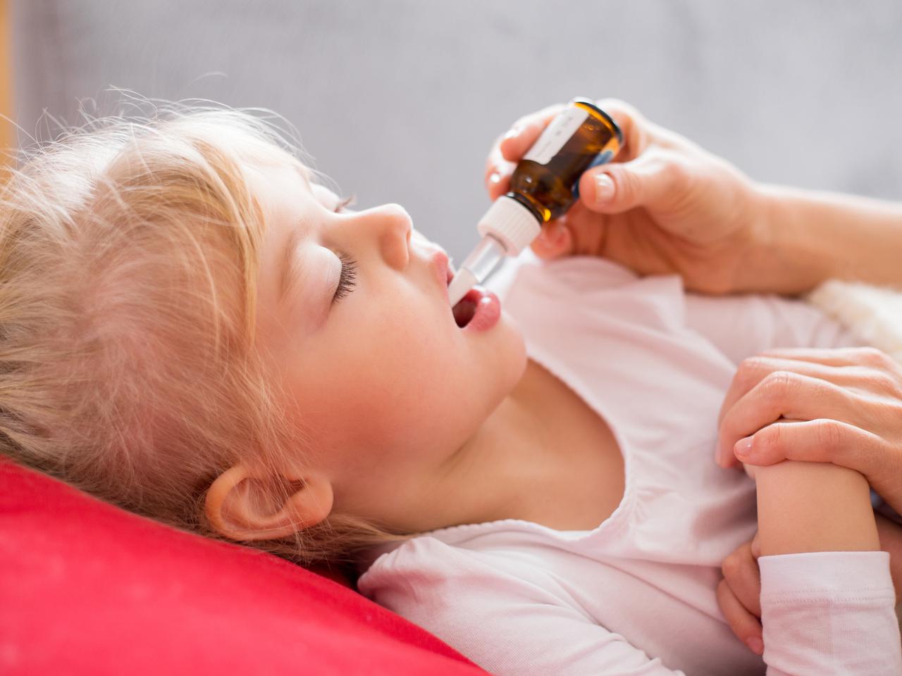 Jak rozponać i leczyć opryszczkowe zapalenie jamy ustnej u dzieci? 