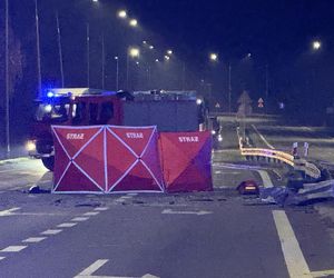 Tragiczny wypadek na Mazowszu. Karetka na sygnale dachowała w rowie. Jeden ratownik zginął na miejscu