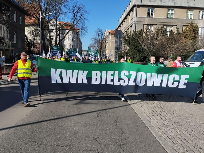 Górnicy protestowali pod ministerstwem przemysłu w Katowicach przeciwko likwidacji KWK Bielszowice