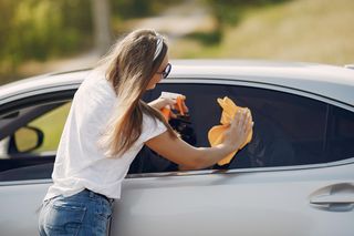 Myjesz auto w upalne dni? O tym musisz pamiętać, żeby nie narobić sobie kłopotów 