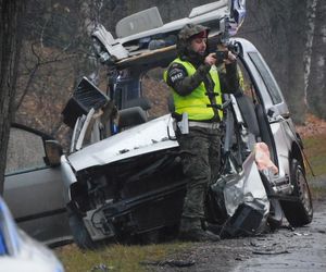 Masowy wypadek pod Warszawą! Zderzenie trzech aut z wojskową ciężarówką. Jedna osoba nie żyje