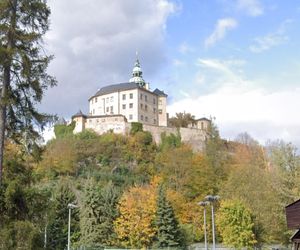 Ten zamek wygląda jak z filmu fantasy.  Leży tuż przy granicy z Polską 