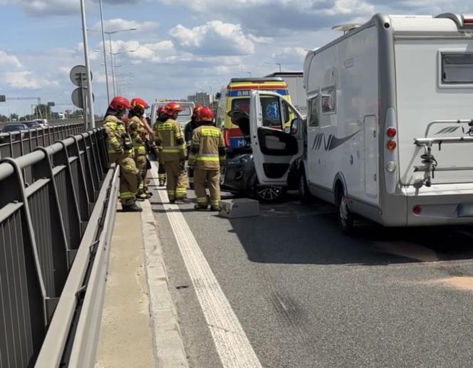 Koszmarny wypadek w kierunku Marek. Kobieta z obrażeniami klatki piersiowej trafiła do szpitala