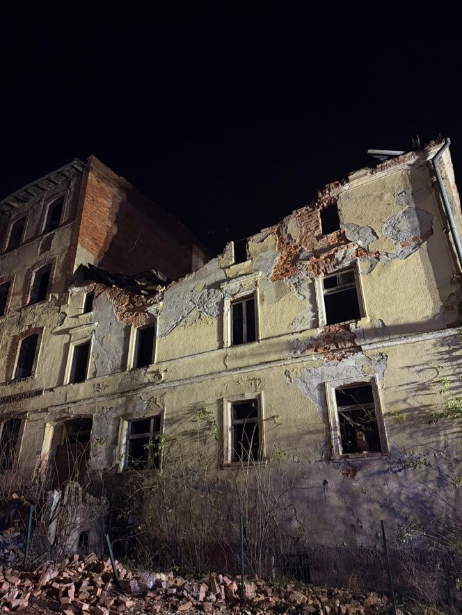 Ściana zawaliła się na drogę