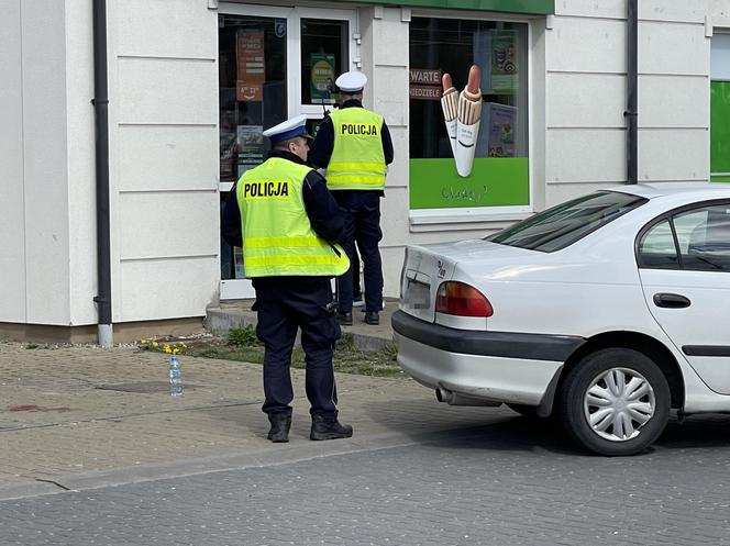 Koszmar na Bielanach. Toyota gruchnęła w pieszego. Polała się krew