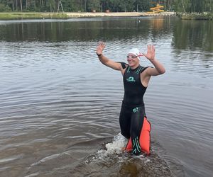 Damian płynie 100 km bez przerwy, aby pomóc Adasiowi!
