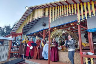 Kolędowanie pod szopką w Różance