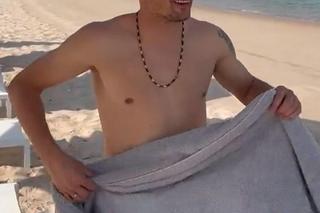 Sławomir Peszko prezentuje muskulaturę na katarskiej plaży