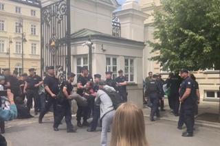 Rektor UW wezwał policję. Mundurowi wynieśli protestujących studentów