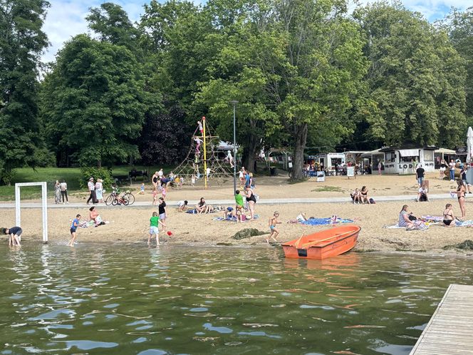 Wakacyjny patrol Eska Summer City na olsztyńskiej Plaży Miejskiej