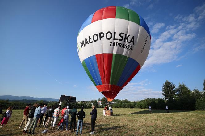 Przystojniaki z całego świata zwiedzają Małopolskę. Prężą bicepsy w balonie i pozują w rajstopach [ZDJĘCIA] 