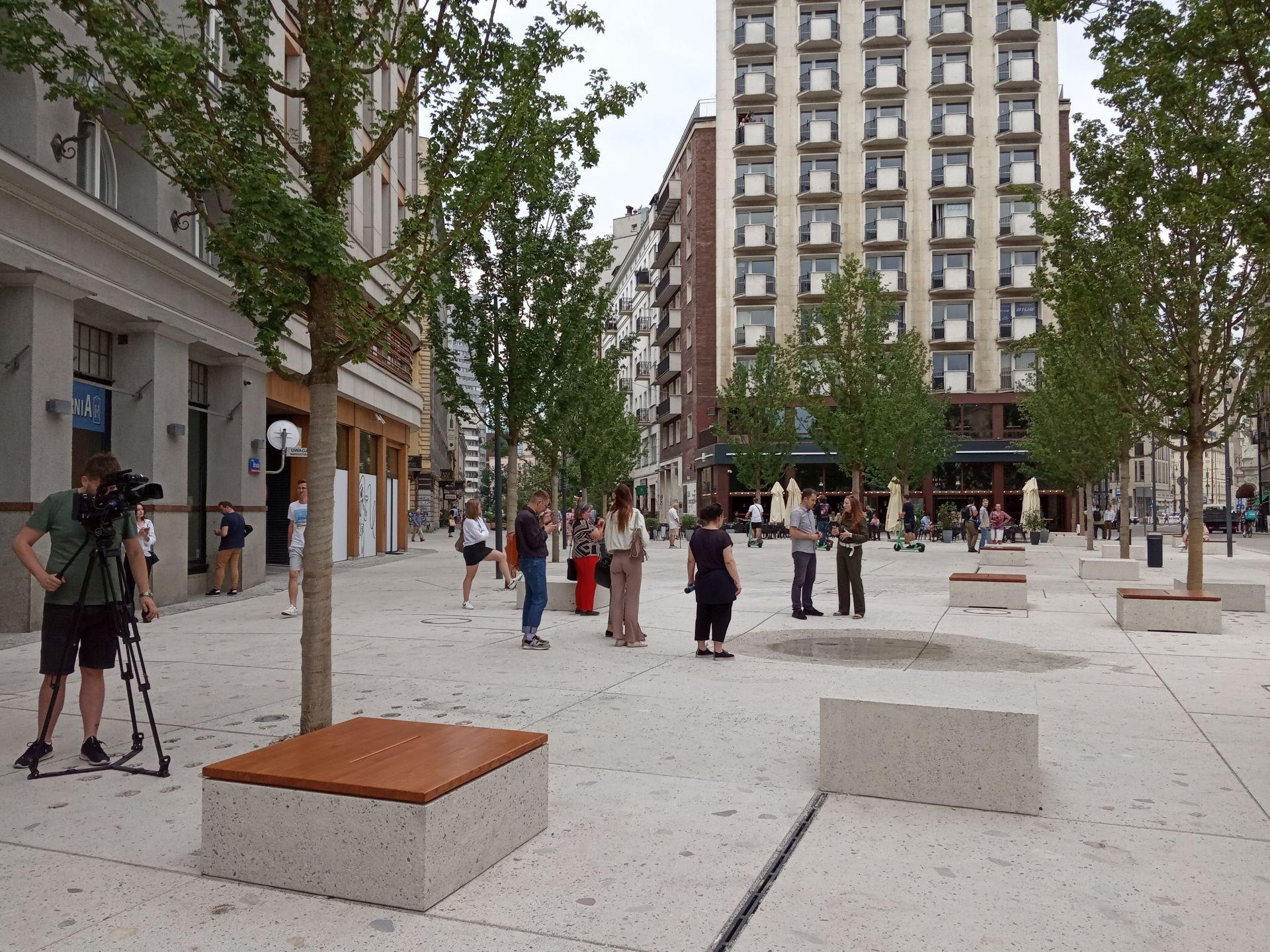 Plac Pięciu Rogów: miejska oaza, betonowa pustynia czy zwornik łączący różne przestrzenie i funkcje miasta?