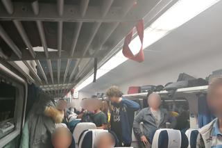 Koszmar w pociągu TLK: Ogromne zadymienie i ewakuacja: Zaraz się PODUSIMY!