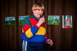 Co słychać u Gracjana Roztockiego? Dawna gwiazda YouTube’a nie tylko śpiewa, ale też maluje obrazy