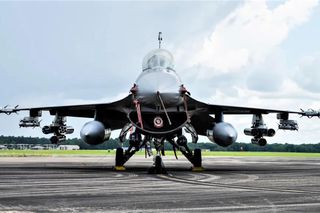 F-16 w konfiguracji antydronowej. 42 rakiety naprowadzane laserowo