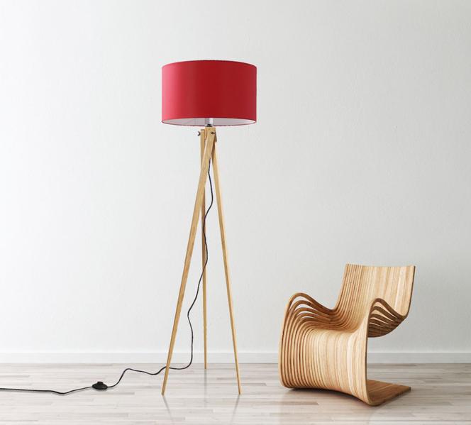 Lampa podlogowa z czerwonym kloszem w salonie