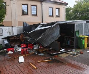 Samochód wjechał w budynek przychodni w Warszawie