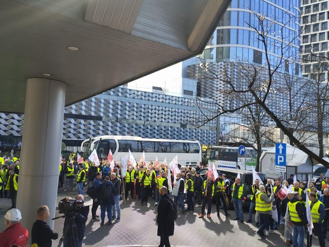 Protest hutników pod Węglokoksem w Katowicach. "Co innego nam mówią, a co innego robią"