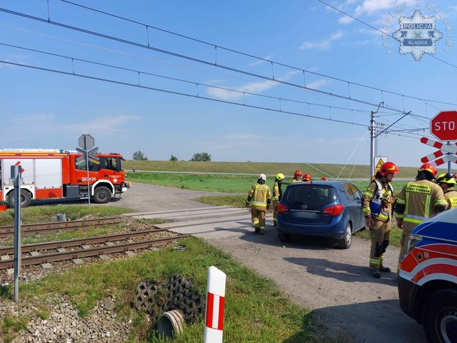 O krok od tragedii na przejeździe kolejowym w Raciborzu. Samochód zderzył się z pociągiem 