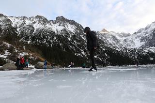 Tatry, 26.12.2022. Turyści na tafli lodu na jeziorze Morskie Oko w Tatrach