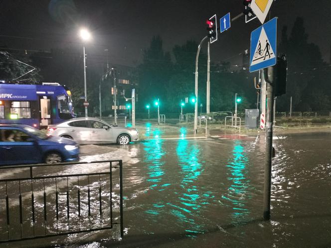 Ewakuacja podczas pierwszego dnia Santander Letnich Brzmień 2024 we Wrocławiu. Burza przerwała zabawę