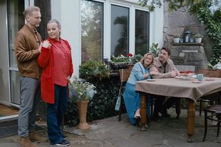 M jak miłość odc. 1881. Dima (Michaił Pszeniczny), Julia (Marta Chodorowska), Magda (Anna Mucha), Andrzej Budzyński (Krystian Wieczorek)