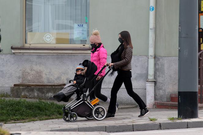 Marta Kaczyńska modna w dobie koronawirusa. Tak spaceruje z dziećmi [ZDJĘCIA]