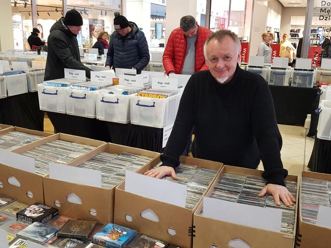 Muzyka łączy pokolenia. Tysiące kompaktów, winyli i kaset na giełdzie w Lesznie