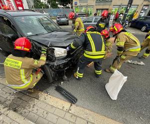 Pijany staranował barierki przy przystanku tramwajowym. O krok od tragedii w Warszawie