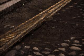 Zabytkowe tory przed Muzeum Powstania Warszawskiego