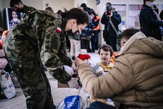 Terytorialsi pomagają uchodźcom z Ukrainy. Wspierają punkty recepcyjne [ZDJĘCIA]