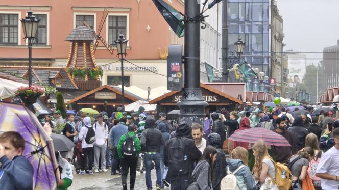 Gorąco przed finałem Ligii Konferencji we Wrocławiu. Tysiące kibiców na Rynku
