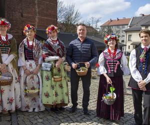 W Bytomiu poświęcono pokarmy w strojach ludowych. To tradycja na Rozbarku 