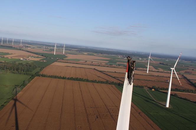 Piorun uderzył w elektrownię wiatrową w Ciołkowie