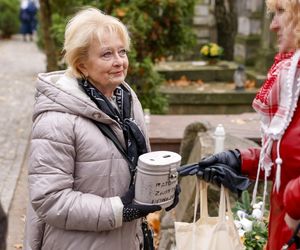 Magdalena Zawadzka na grobie Gustawa Holoubka