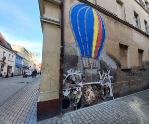 Balonowa mozaika w centrum Leszna gotowa. Prezydent podziękował uczniom i ich opiekunowi