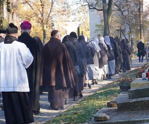 1 listopada na cmentarzu przy ul. Lipowej w Lublinie. Mieszkańcy odwiedzają groby swoich bliskich